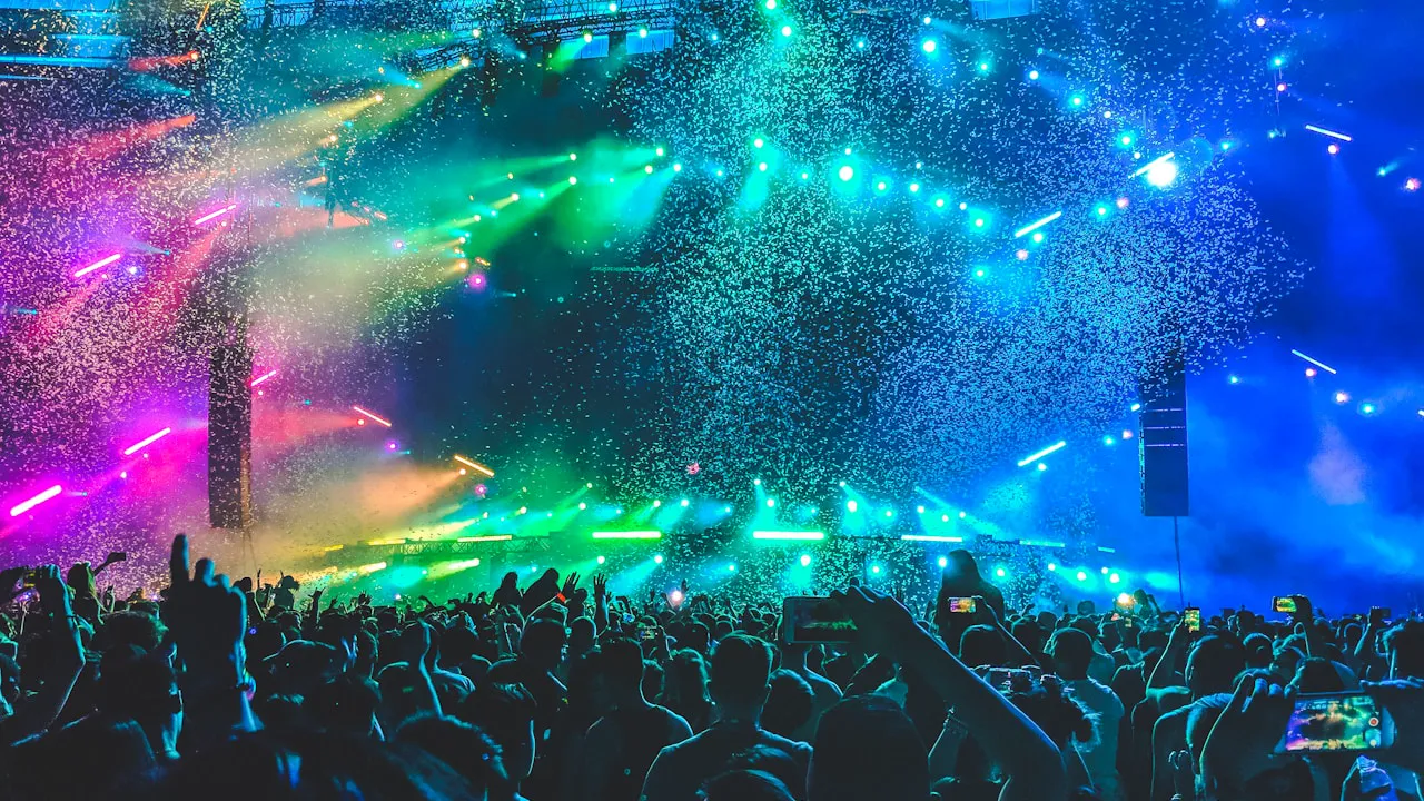 Équipe technique bénévole déployée sur le terrain lors d'un festival